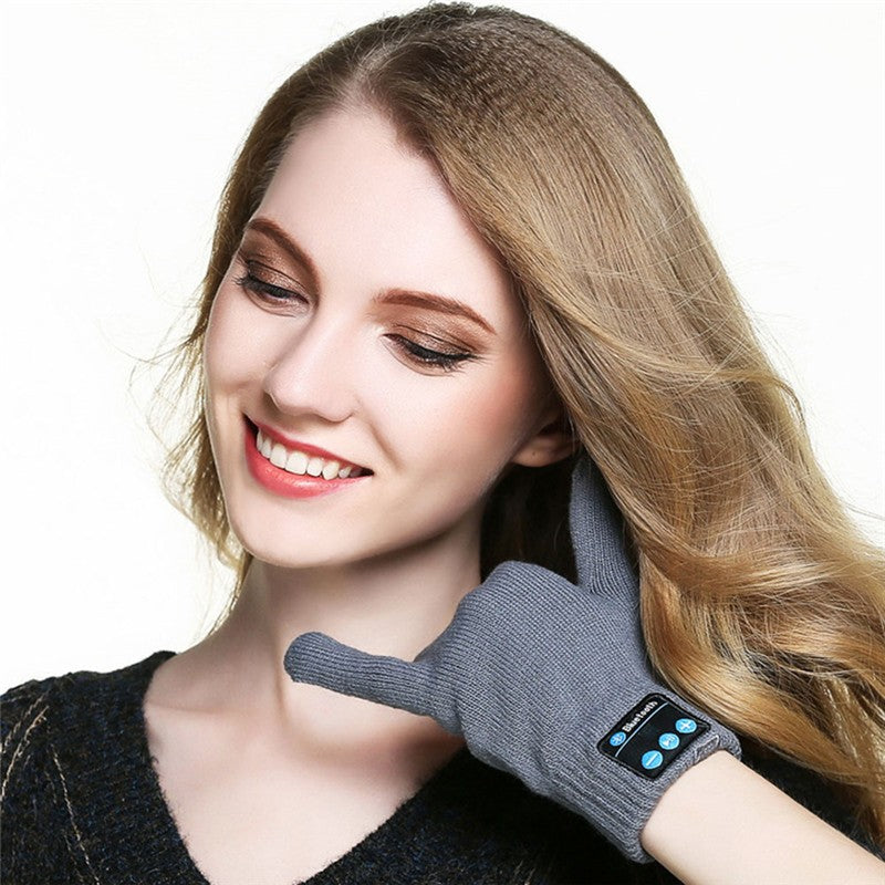 Knitted Bluetooth gloves with call buttons
