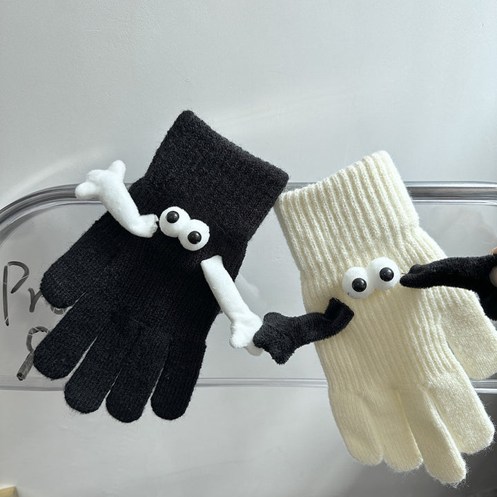 Knitted couple gloves with magnetic hands