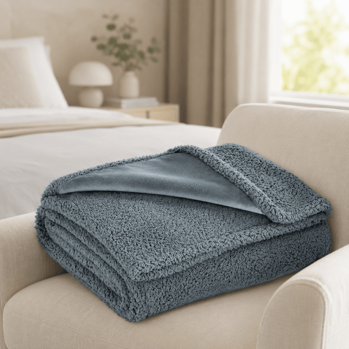 COZYSHIELD – Waterproof Fleece Blanket for Cozy Nights and Reliable Protection
