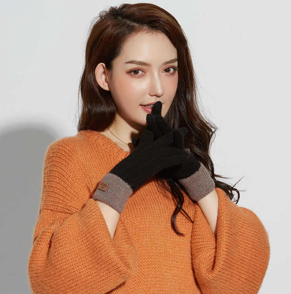 Knitted gloves with contrast ribbed cuff